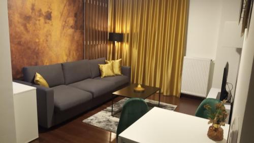 een woonkamer met een bank en een tafel bij Apartment Moser 1303 in Karlsbad