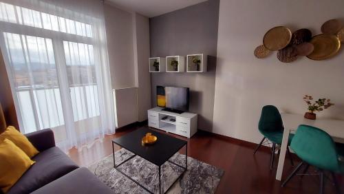 een woonkamer met een bank en een tv bij Apartment Moser 1303 in Karlsbad