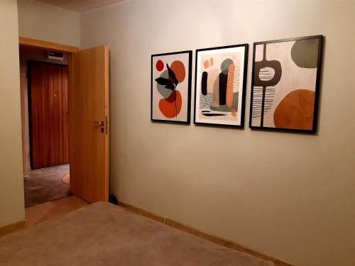 une chambre avec quatre photos encadrées sur un mur dans l'établissement Apartament Loft Centrum, à Siedlce