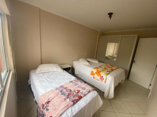 a room with two beds in a room at Hotel Veneza Scorsatto in Passo Fundo