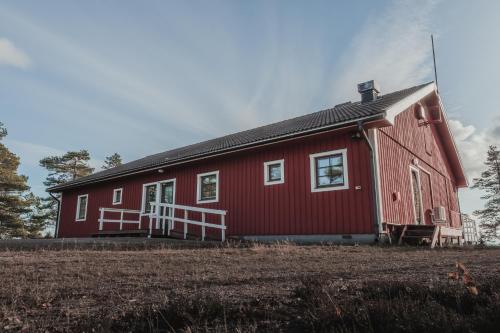 un granero rojo con un campo delante en Toppstuga med storslagen utsikt och vacker natur!, en Äppelbo