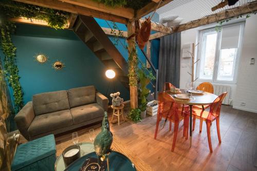 Χώρος καθιστικού στο JUNGLE ROOM évadez vous cosy luxe gare autoroute