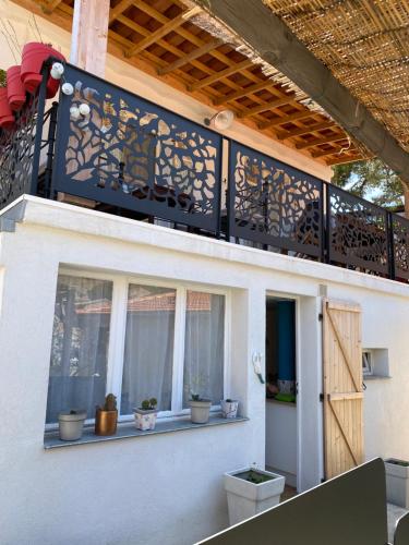d'un balcon avec des plantes en pot sur une maison. dans l'établissement Villa La calanquaise, à Le Rove
