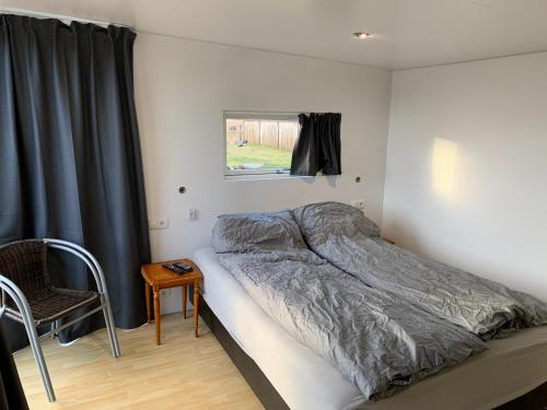 Postel nebo postele na pokoji v ubytování Adorable Tiny House in Reykjavik