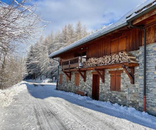 een gebouw met een balkon in de sneeuw bij Chalet CABOTTE Les Granges Arc 1600 Domaine Paradiski in Bourg-Saint-Maurice