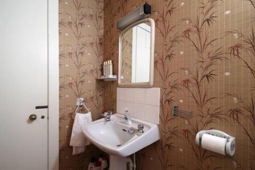 uma casa de banho com um lavatório e um espelho em Quirky, West End, Edinburgh House em Edinburgo