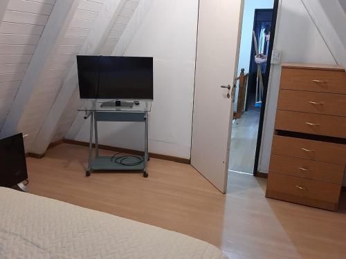 - une chambre avec une télévision sur une table et une commode dans l'établissement Aires del Pipo, à Ushuaia