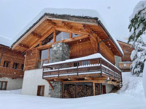 ein Blockhaus im Schnee mit Schnee in der Unterkunft Chalet ALPACA Peisey-Vallandry - Domaine Paradiski in Peisey-Nancroix