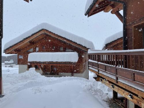 ein schneebedecktes Gebäude mit einem Stapel Schnee in der Unterkunft Chalet ALPACA Peisey-Vallandry - Domaine Paradiski in Peisey-Nancroix