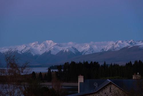 a view of a mountain range with snow covered mountains at Silver Fern - Lake Tekapo in Lake Tekapo