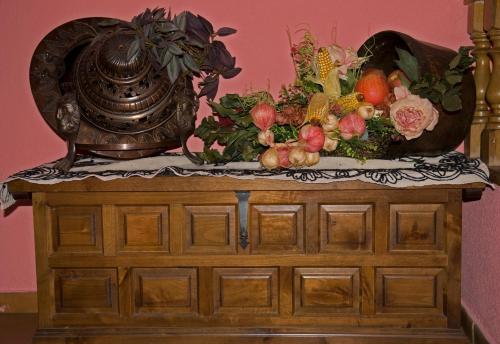 a table with a bowl of fruit on top of it at Hotel Presa in Riaño