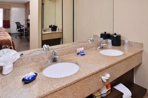 Gallery image of Best Western Plus Raffles Inn & Suites in Anaheim