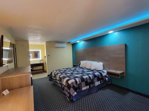 Ένα ή περισσότερα κρεβάτια σε δωμάτιο στο SureStay Plus Hotel by Best Western Odessa