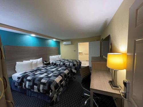 Ένα ή περισσότερα κρεβάτια σε δωμάτιο στο SureStay Plus Hotel by Best Western Odessa