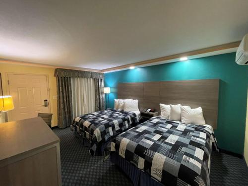 Ένα ή περισσότερα κρεβάτια σε δωμάτιο στο SureStay Plus Hotel by Best Western Odessa