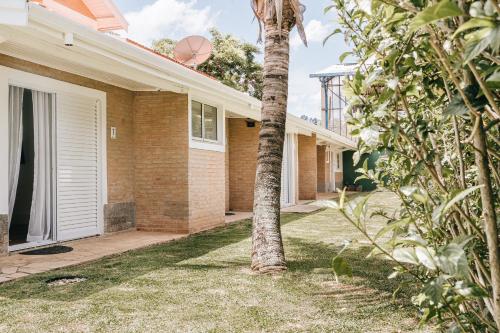 Taman di luar Pousada 4 Irmãos