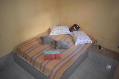 a twin bed with two bags on top of it at Recanto Novo Horizonte in Recife