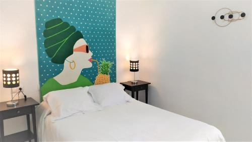 マドリードにあるApartamento Exterior en PARQUE DEL RETIRO- IBIZA DCの白いベッドと女性の絵画が備わるベッドルーム