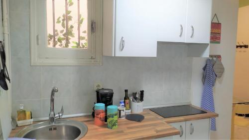 Kitchen o kitchenette sa Apartamento Exterior en PARQUE DEL RETIRO- IBIZA DC