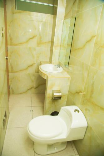 ein Badezimmer mit Toilette und Waschbecken in der Unterkunft Estancia Saraja in Ica