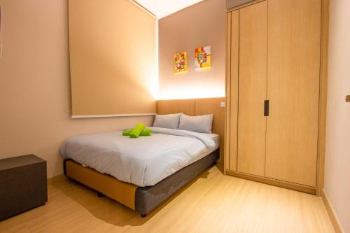 ゲンティンハイランドにあるGenting Windmill Moutain view 4-ROOM Executive Suiteのベッドルーム1室(緑のおもちゃ付きのベッド1台付)