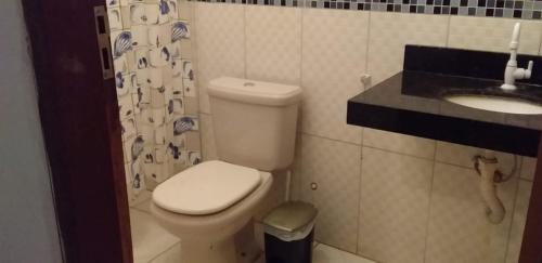 uma casa de banho com um WC e um lavatório em Casa Da Lua em Pirenópolis