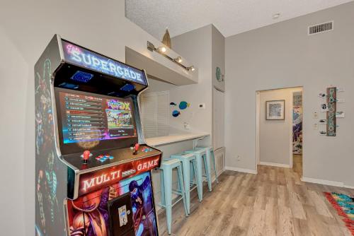 Sala de juegos en Jellyfish Unit, Walk to Beach & Siesta Key Village, Pet-Friendly