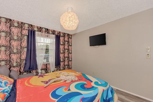 Cama o camas de una habitación en Jellyfish Unit, Walk to Beach & Siesta Key Village, Pet-Friendly