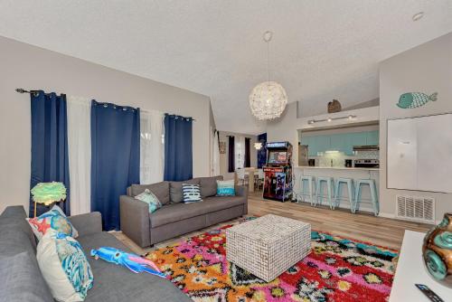 Zona de estar de Jellyfish Unit, Walk to Beach & Siesta Key Village, Pet-Friendly