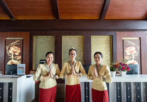 Členové personálu v ubytování Tmark Resort Vangvieng