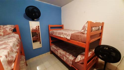 Двох'ярусне ліжко або двоярусні ліжка в номері Frida Hostel
