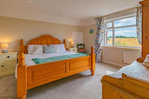 Afbeelding uit fotogalerij van Coastal cottage sleeping 10 with hot tub - 5 minutes to beach in Bacton