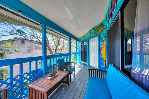 Un balcón o terraza de Jellyfish Unit, Walk to Beach & Siesta Key Village, Pet-Friendly