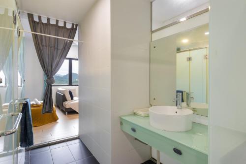 Een badkamer bij Encorp Strand Residences by Airhost