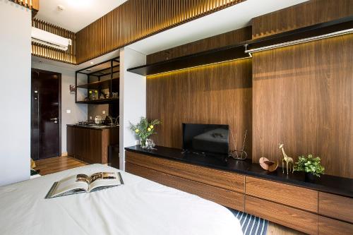 een slaapkamer met een bed en een tv in een kamer bij Futura Studio-Modern Apartment near CBD BSD in Serpong