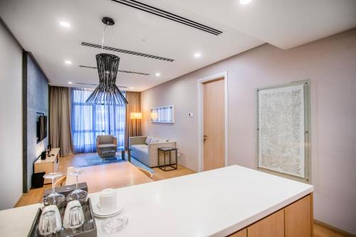 cocina y sala de estar con encimera blanca en 188 Suites KLCC by CoBNB, en Kuala Lumpur