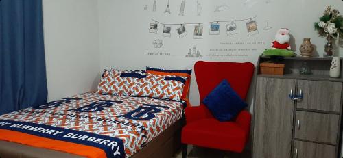 - une chambre avec un lit et une chaise rouge dans l'établissement 150 Newport City Condo - near NAIA T3 AIRPORT MANILA, à Manille