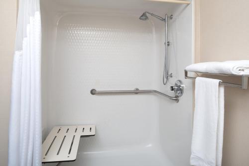 Ванная комната в Holiday Inn Express Spokane-Valley, an IHG Hotel
