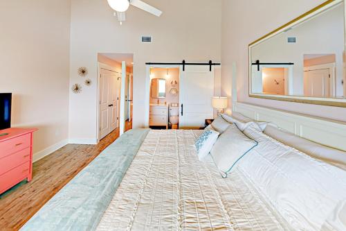 Кровать или кровати в номере Summerhouse Condo