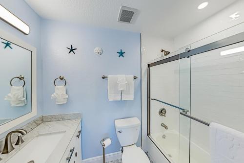 y baño con bañera, aseo y ducha. en Bay View Villas #118 en Clearwater Beach