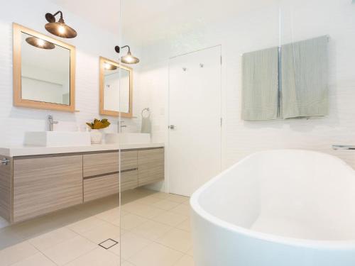 Bilik mandi di Wanda Ocean Front - Direct access to Tallow beach