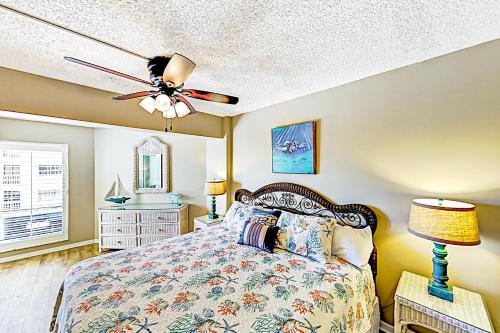 - une chambre avec un lit et un ventilateur de plafond dans l'établissement Waterview Condo Unit 204, à Clearwater Beach