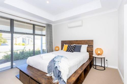 1 dormitorio con cama grande y ventana grande en The Kingsley’s Place - EXECUTIVE ESCAPES en Perth