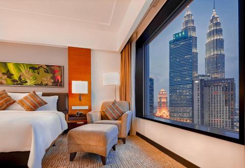 Postel nebo postele na pokoji v ubytování Impiana KLCC Hotel