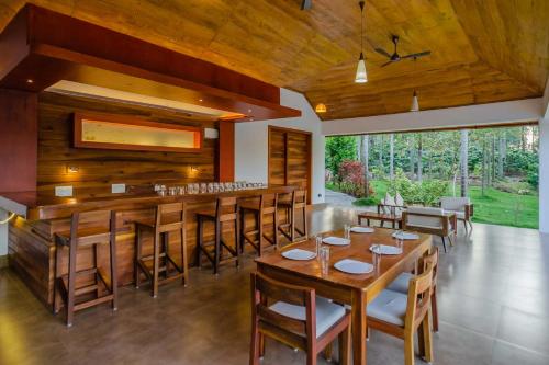 Εστιατόριο ή άλλο μέρος για φαγητό στο StayVista at Tall Silver with Infinity Pool & Breakfast -2BR