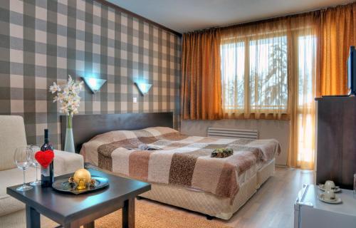 Un pat sau paturi într-o cameră la Aparthotel Forest Nook