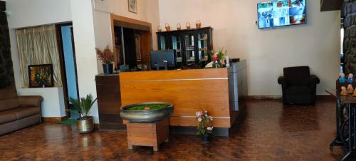 科代卡纳尔Western Valley Home stay的一间设有前台的房间,桌上放着碗