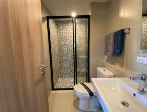 華欣的住宿－LA HABANA501，带淋浴、卫生间和盥洗盆的浴室