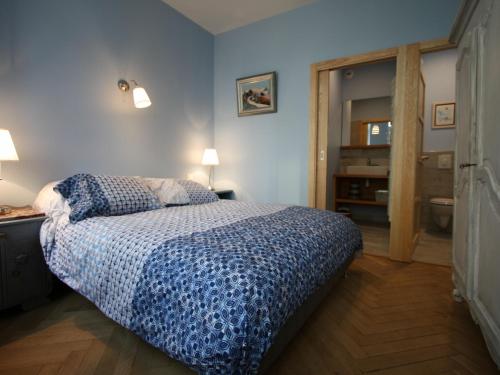 a bedroom with a bed with a blue comforter at Gîte Épinal, 4 pièces, 6 personnes - FR-1-589-82 in Épinal