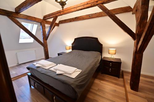 een slaapkamer met een bed en twee nachtkastjes bij FLH - Limette Home in Sibiu